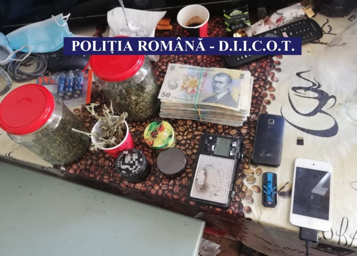 Traficant de droguri italian, prins în flagrant în Cluj-Napoca. Polițiștii i-au percheziționat locuința